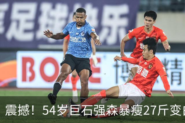 震撼！54岁巨石强森暴瘦27斤变白发老人，片场照认不出，网友吵翻：是转型还是冲奥
